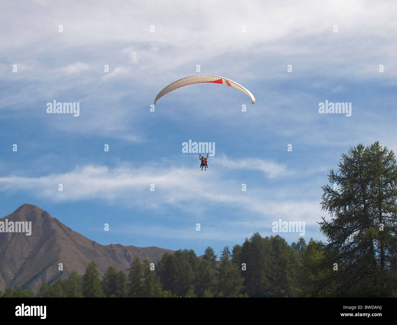 Gleitschirm-Duo Sprung in den französischen Alpen in der Nähe von Les Orres, Frankreich Stockfoto