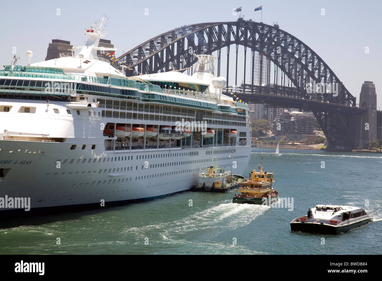 Kreuzfahrt Schiff Liner Rhapsodie der Meere vor Anker im Hafen von Sydney am circular Quay, Australien Stockfoto