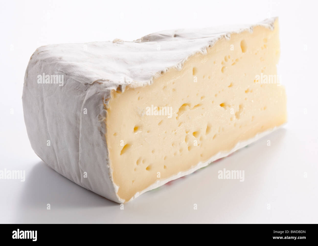 Brie Käse auf einem weißen Hintergrund. Stockfoto