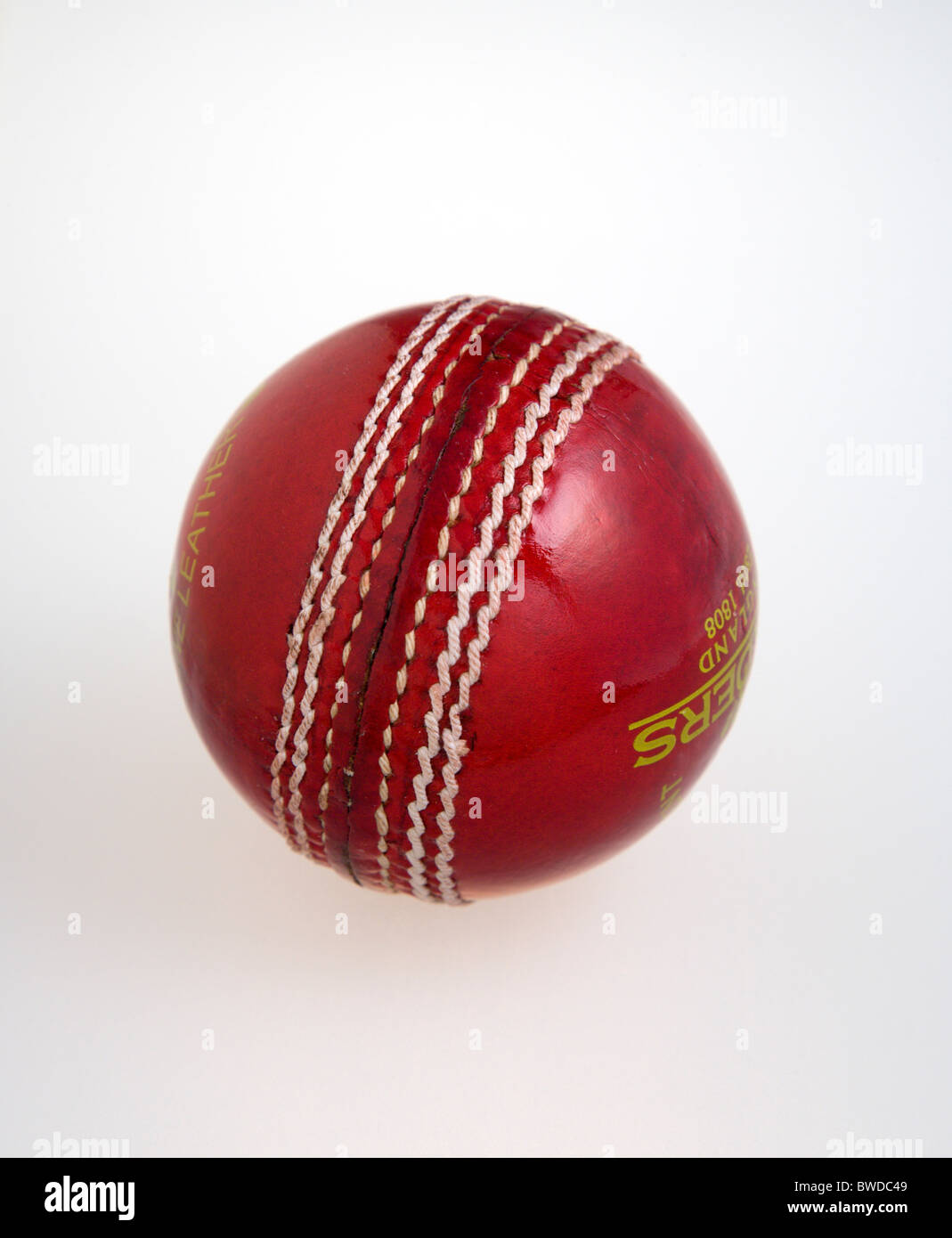 Sport, Ballspiele, Cricket, rote Hand genähte Leder Cricketball auf weißem Hintergrund. Stockfoto