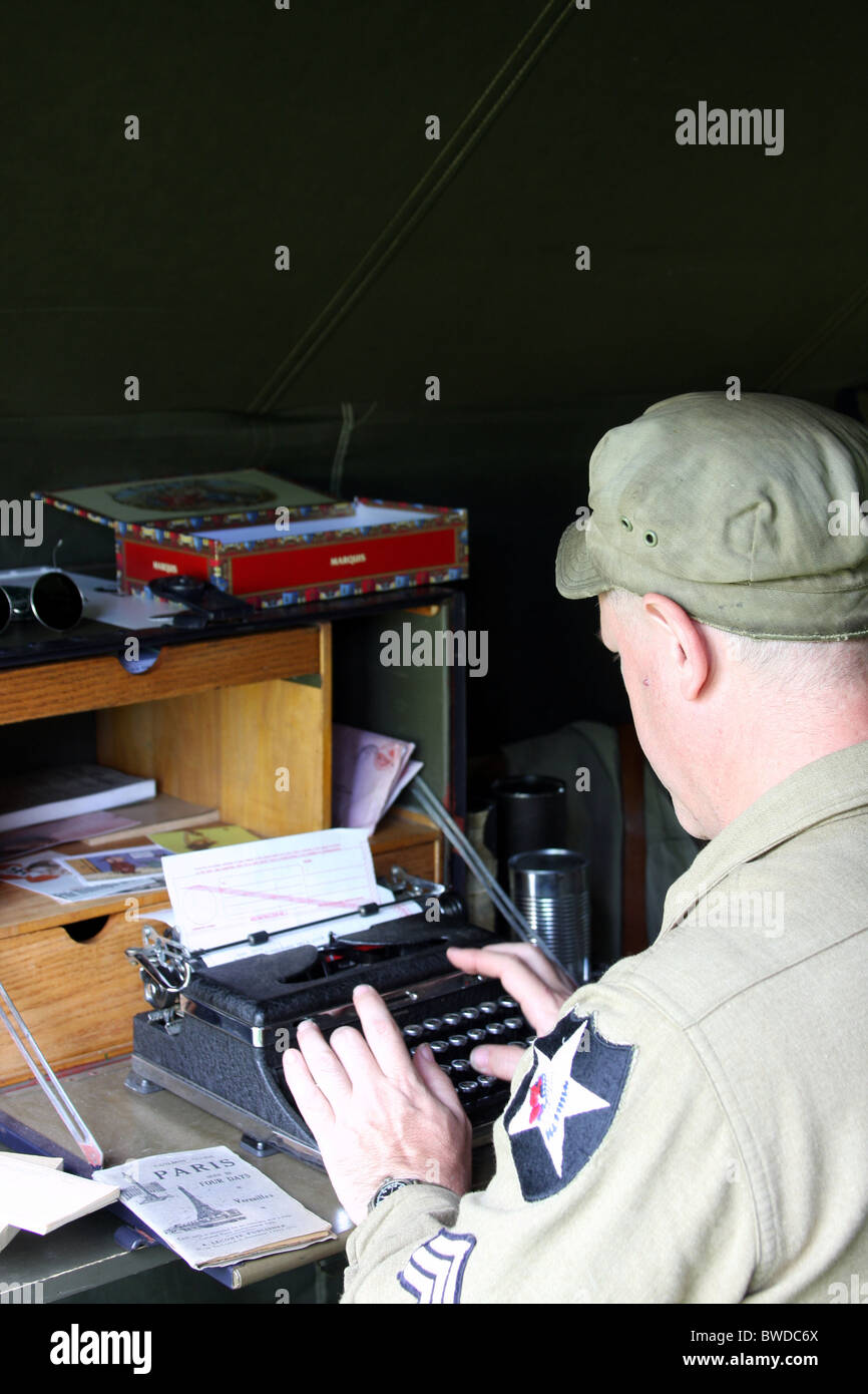 Ein zweiter Weltkrieg Schreiber Reenactor ein Formular auf einer manuellen Schreibmaschine tippen Stockfoto
