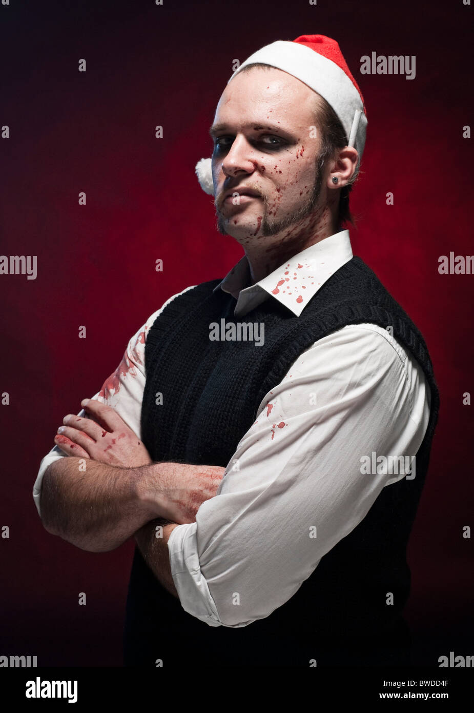 Weihnachtself Horror. Make-up und Blut Spritzer auf seinem Gesicht. Stockfoto