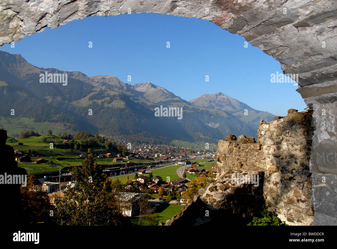 Stadt Frutigen und Niesen Bergkette, Kandertal gesehen durch Tor der Ruine Tellenburg, Berner Oberland, Schweiz, Stockfoto