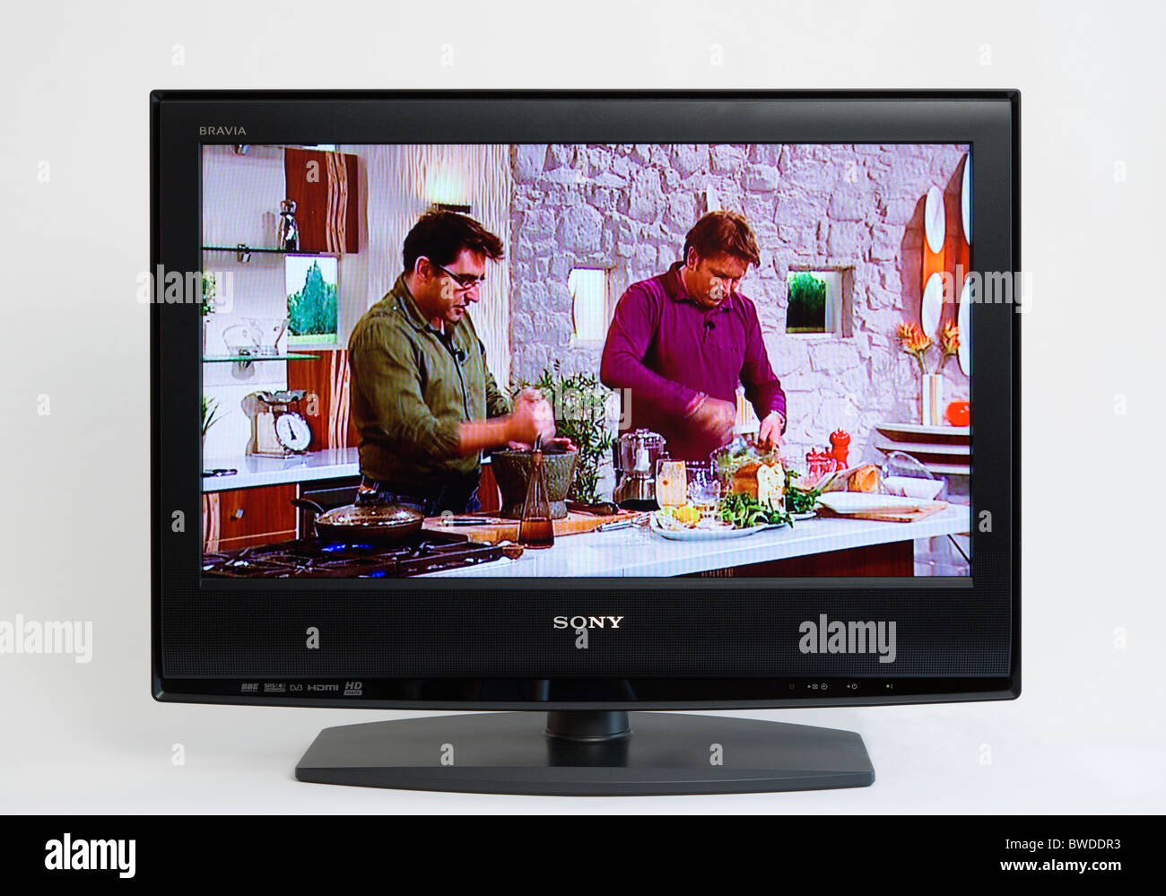 Kommunikation, Medien, Fernsehen, Sony Bravia große Flachbild-TV auf einem weißen Hintergrund zeigt ein Kochkurs-Programm Stockfoto