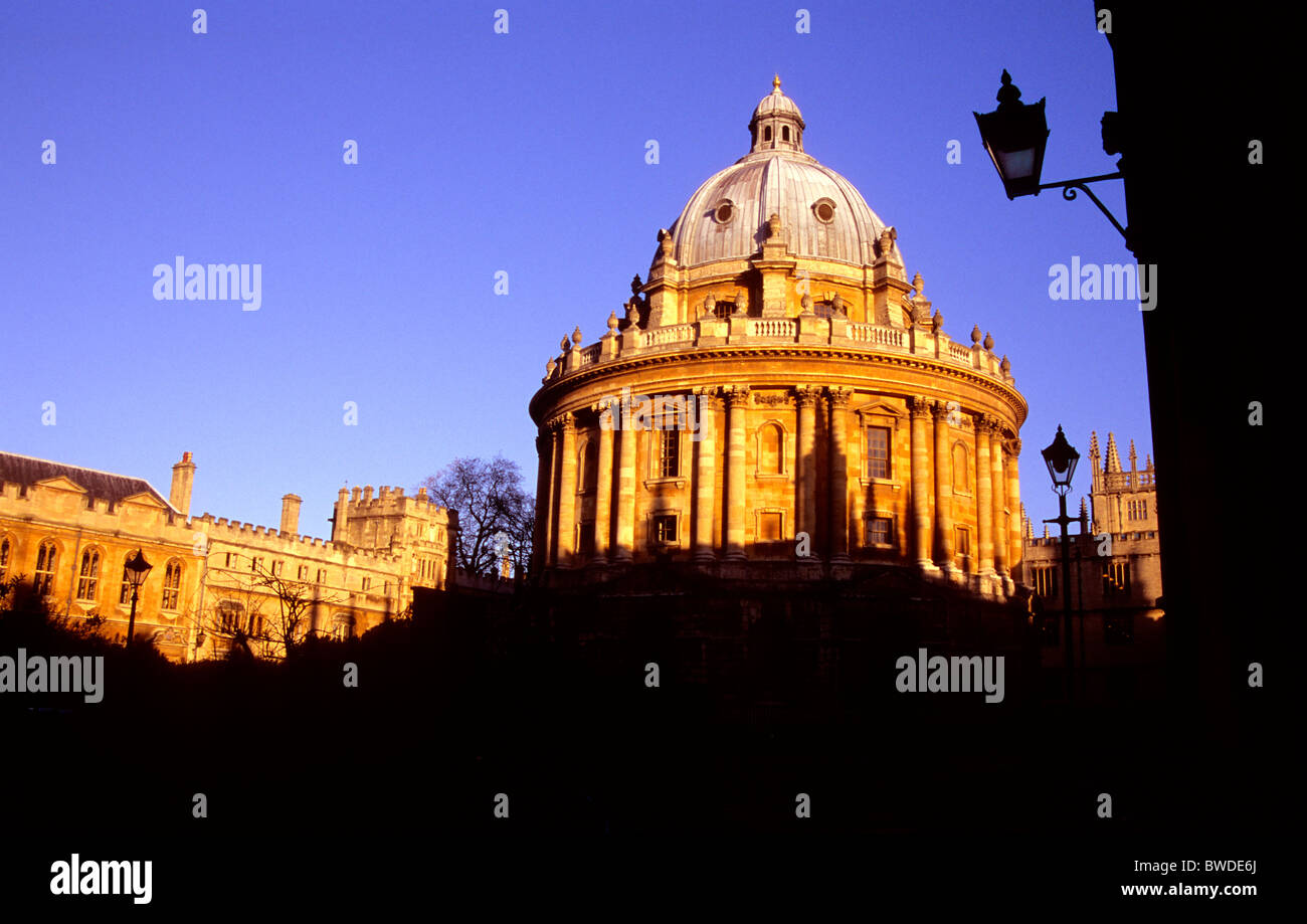 Die Radcliffe Camera, Oxford, England, Wintersonne, mit einem Teil des Brasenose College auf der linken Seite Stockfoto