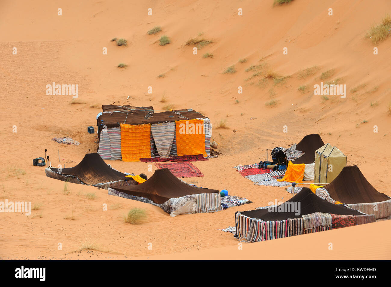Beduinen-Camp in den Dünen im Erg Chebbi Wüste, Marokko Stockfoto
