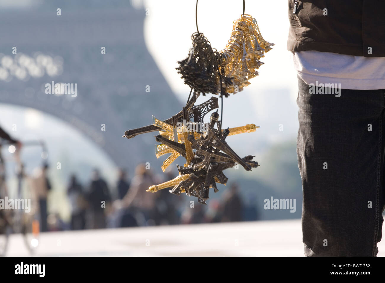 Souvenir-Verkäufer mit Mini Eiffel zum Verkauf Towers Stockfoto