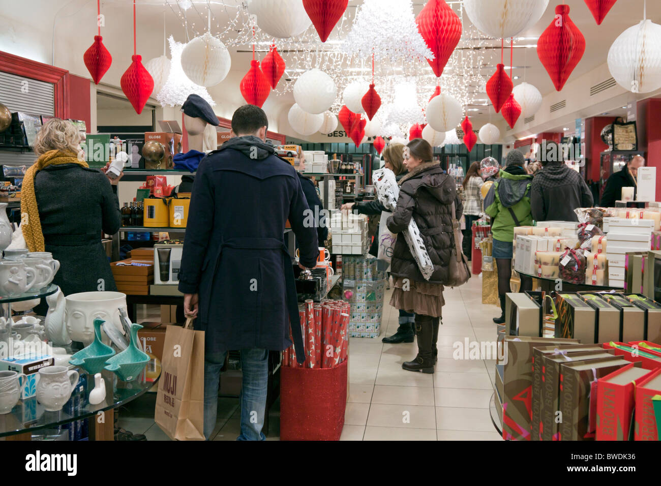 Weihnachts-Einkäufer - heilt Kaufhaus - Tottenham Court Road - London Stockfoto