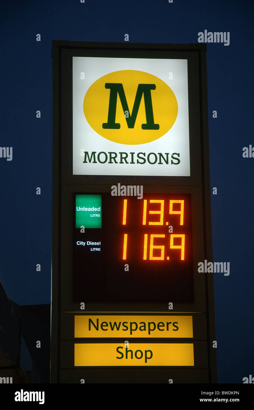 Morrisons Benzin Preise Spalte, Cromer, Norfolk, England, UK Stockfoto