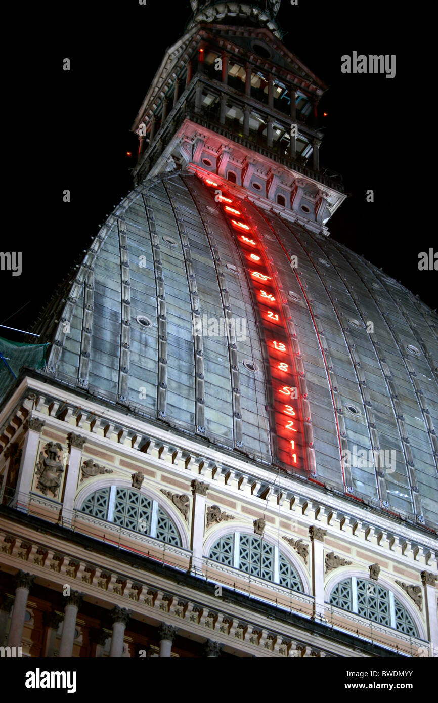 Maulwurf Antonelliana mit künstlerischen Lichtern namens „Numeri di Fibonacci“, geschaffen vom Künstler Mario Merz. Stockfoto