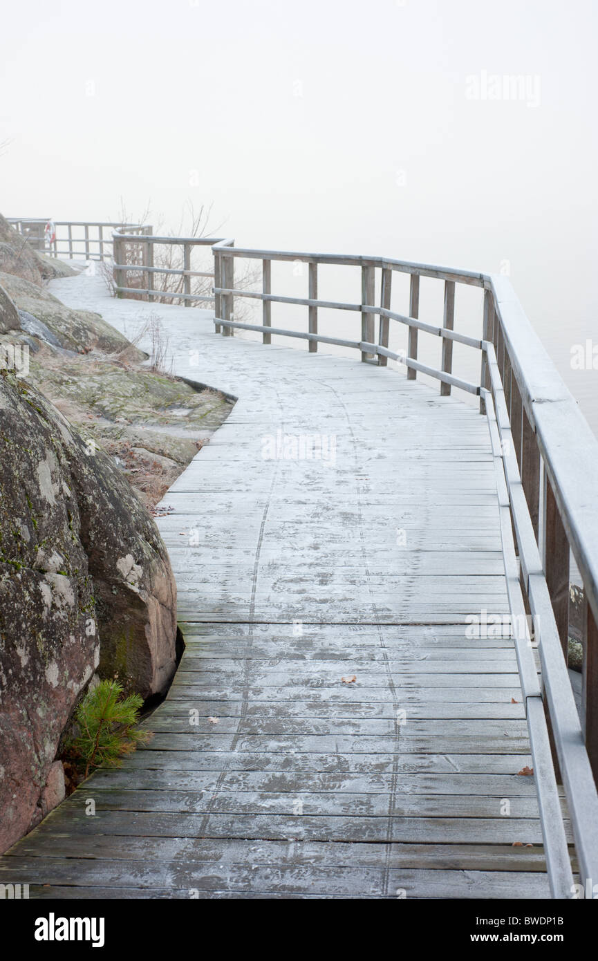 Frostigen Brücke an einem See im Winter. Stockfoto