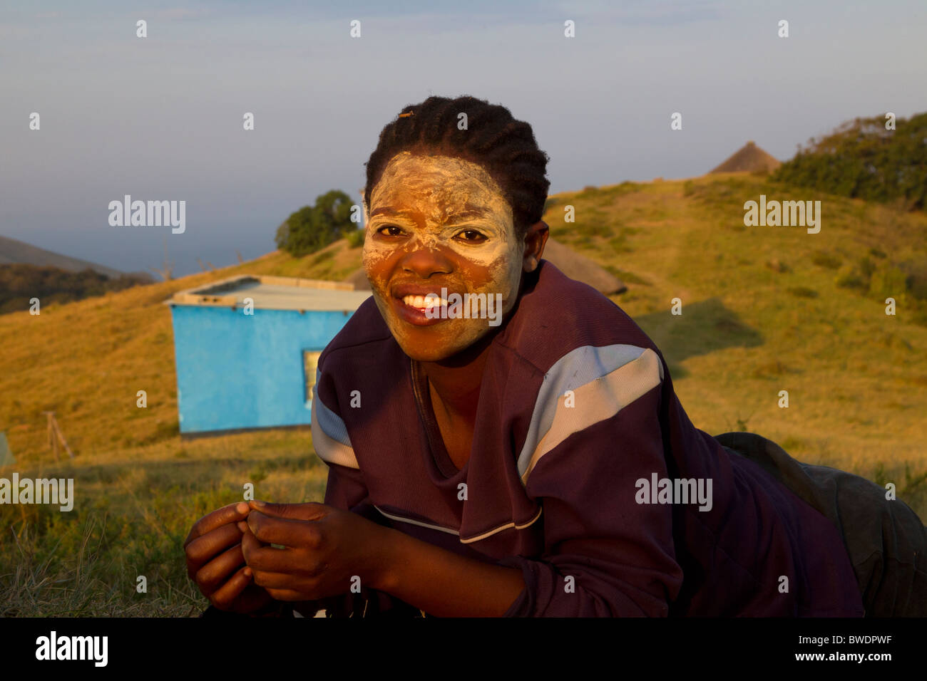 Junge! Xhosa-Frau und Landschaft, Coffee Bay, Südafrika Stockfoto