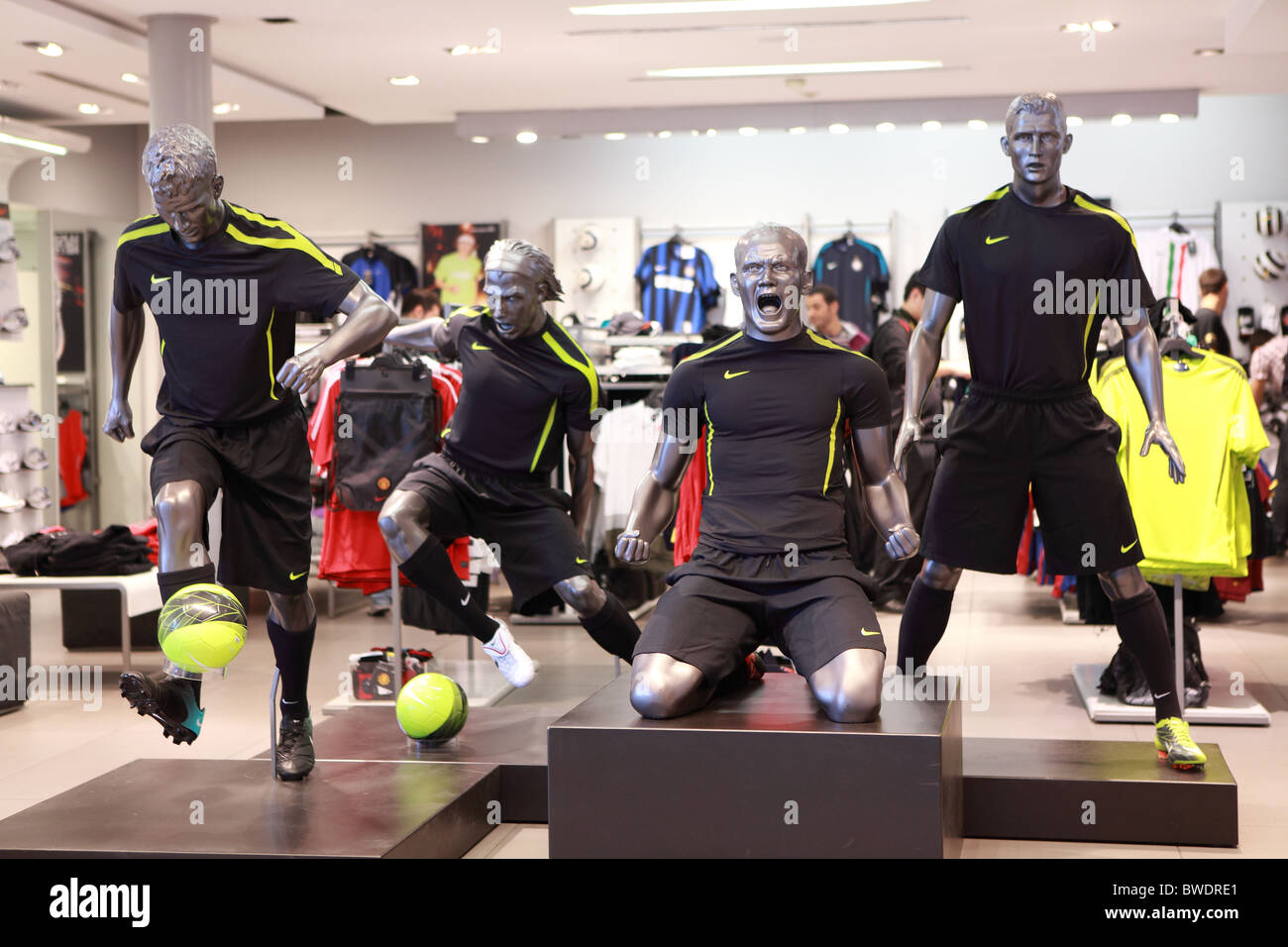 Nike Shop Display Fußballer Stockfoto