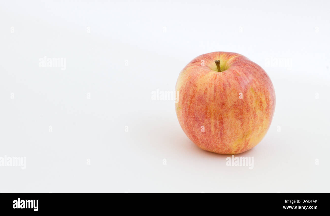 Einzigen Apfel vor einem weißen Hintergrund isoliert Stockfoto