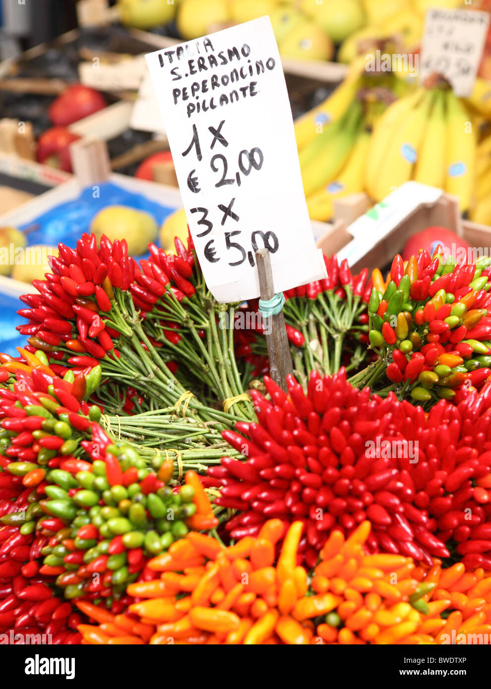 Bündel von hot Chili zum Verkauf an ein Gemüse Stall in den Markt von Rialto, Venedig. Stockfoto