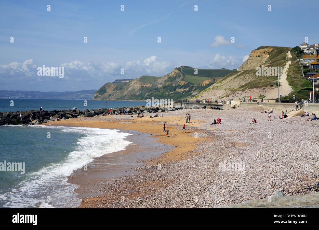 Der Strand mit Blick West zeigt Klippen der Jurassic Coast von West Bay, einem beliebten West Dorset Badeort in der Nähe von Bridport Stockfoto