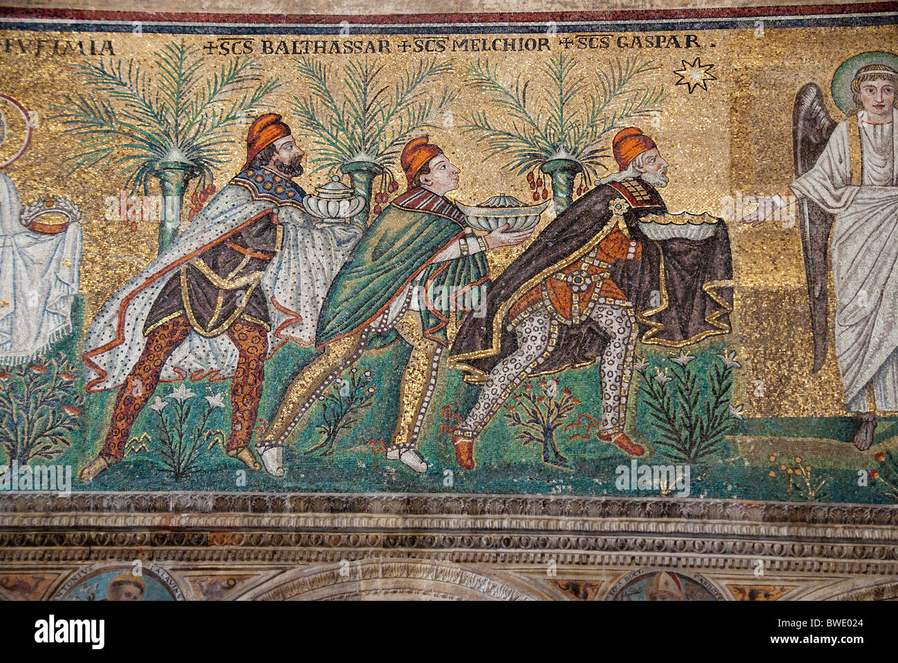 Inneren Basilika der Sant'Apollinare Nuovo, Ravenna zeigt drei Könige Mosaik Stockfoto