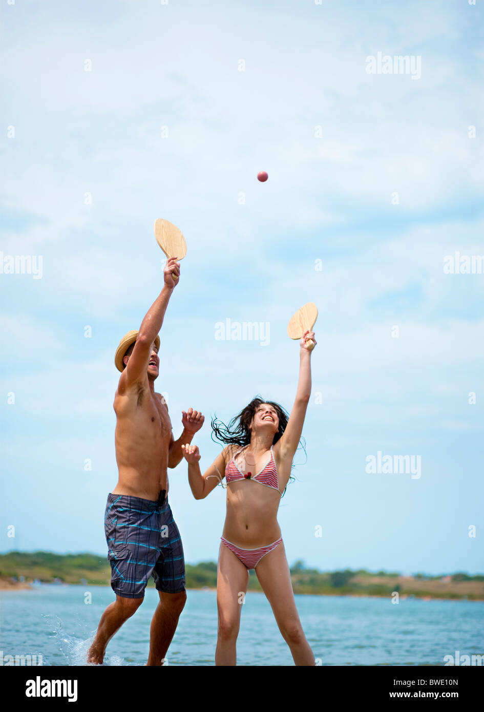 Paar am Strand Beach-Ball zu spielen Stockfoto