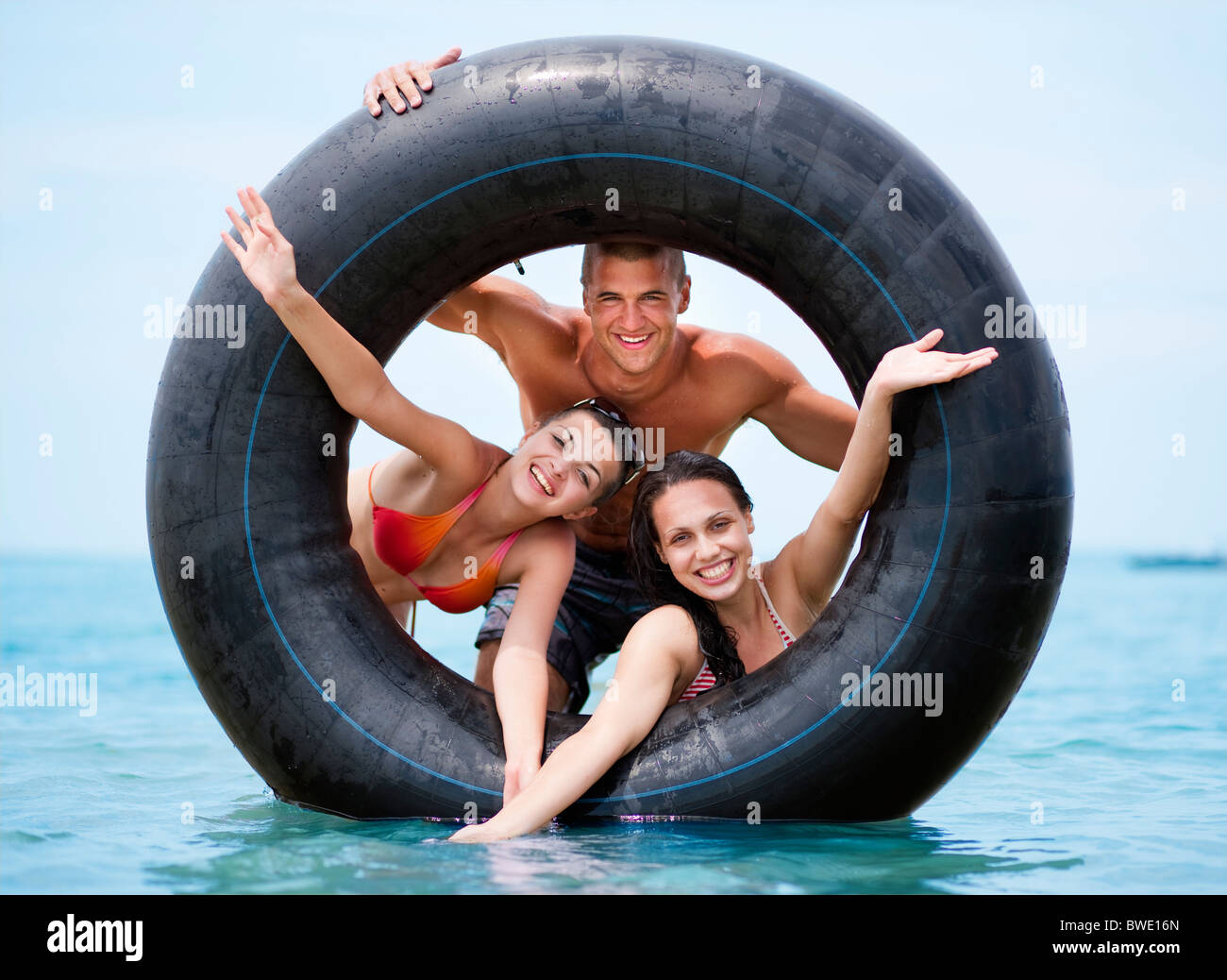 Freunde spielen im Wasser Stockfoto
