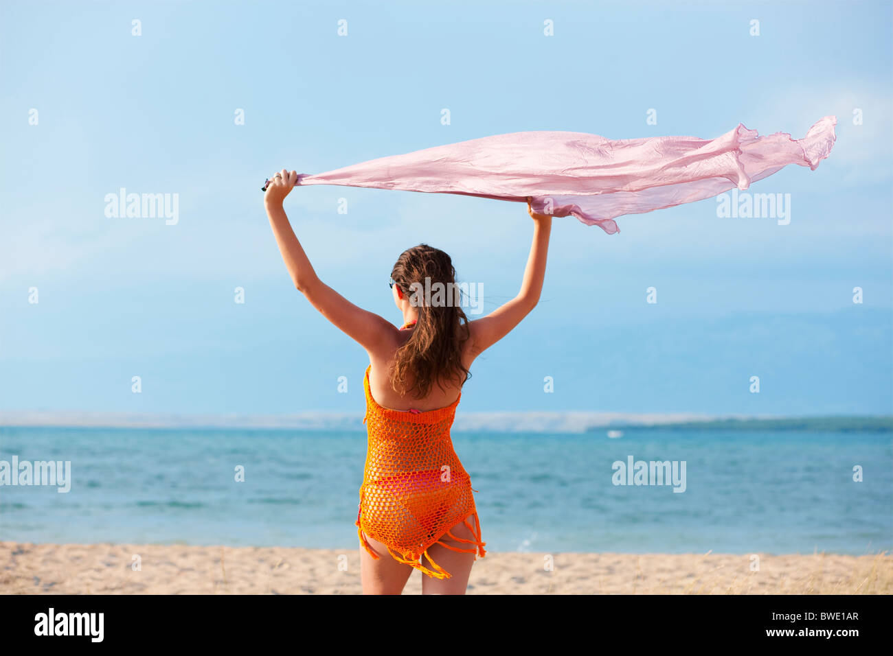 Frau fliegen Tuch am Strand Stockfoto