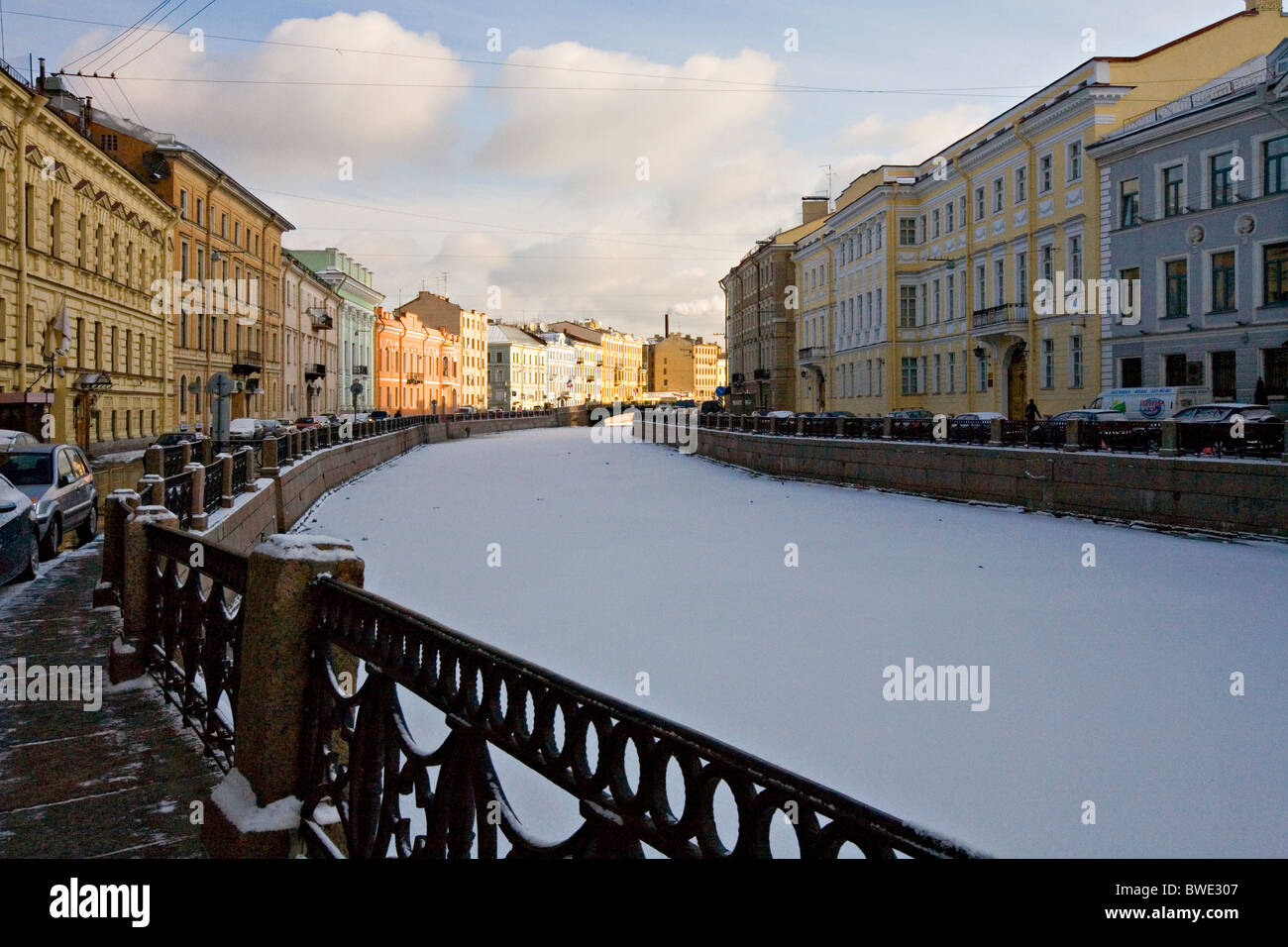 Lichtdurchfluteten Häuser entlang der Moika River Embankment "St. Petersburg" Russland Stockfoto