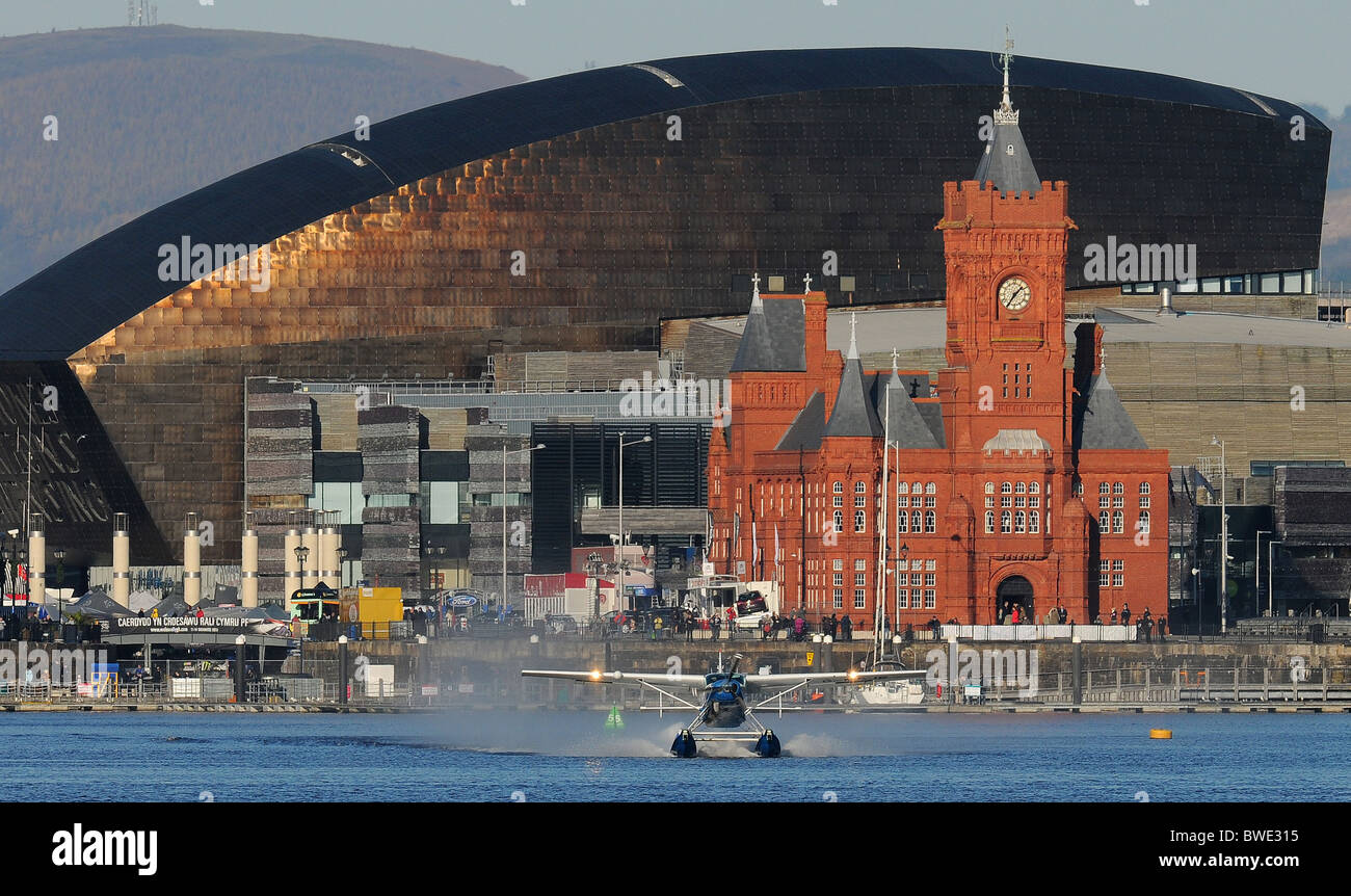 Ein Wasserflugzeug Cessna 208 Caravan startet von Cardiff Bay in der walisischen Hauptstadt. Stockfoto