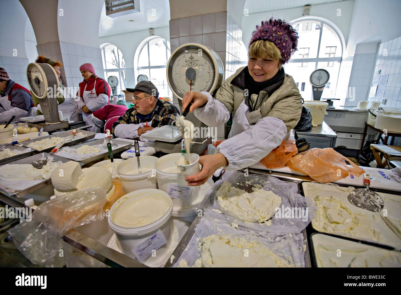 Frau in lila Hut, Verkauf von Smetana und tworog am Kuznechny Markt Vladimirsky Platz St. Petersburg Russland Stockfoto