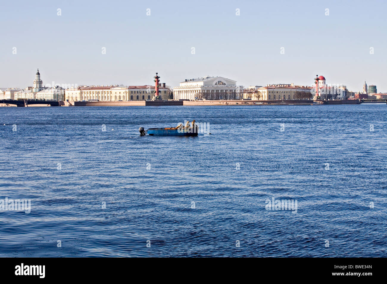 Männer in einem Boot auf the'Neva Fluss angeln "gegenüber dem"Alten Börsegebäude""Marine-Museum"und"Rostral Spalten" Stockfoto