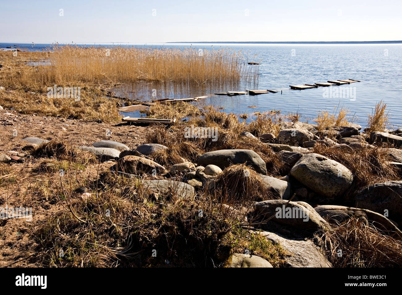 Holzsteg auf Konevets Insel gebrochen, während der "weißen Nächte" ausgehen in Ladogasee, Leningrader Gebiet, Karelien, Russland Stockfoto