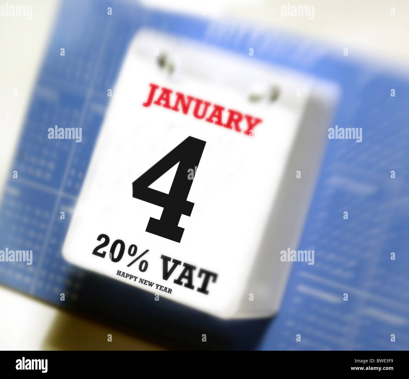 Wert der Mehrwertsteuererhöhung, Erinnerung, die auf einem Schreibtisch Kalender (4. Januar) 20 % Mehrwertsteuer. Teil der Sparmaßnahmen UK Stockfoto