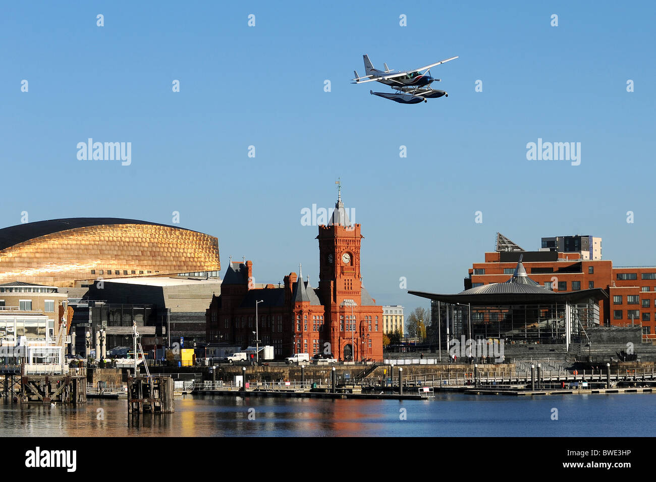 Ein Wasserflugzeug Cessna 208 Caravan kommt in Cardiff Bay in der walisischen Hauptstadt zu landen. Stockfoto