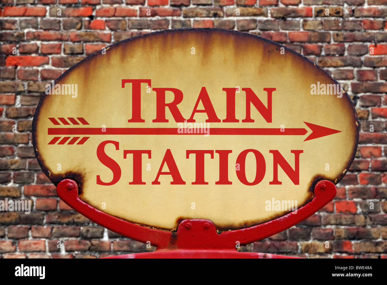 Eine rostige alte Retro-Pfeil-Symbol mit dem Text Bahnhof Stockfoto