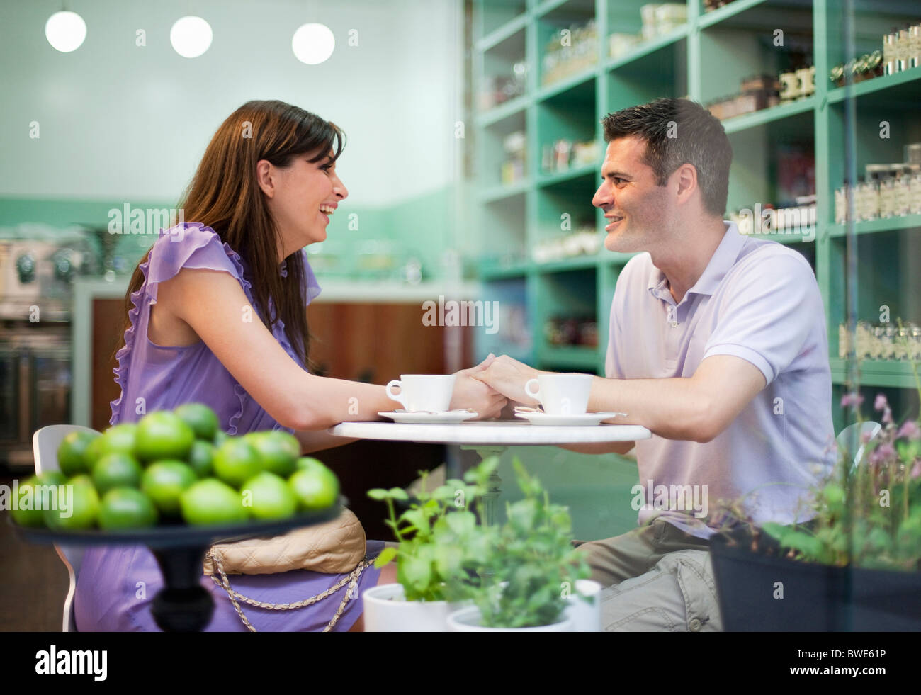 Paar im CafÈ store Stockfoto