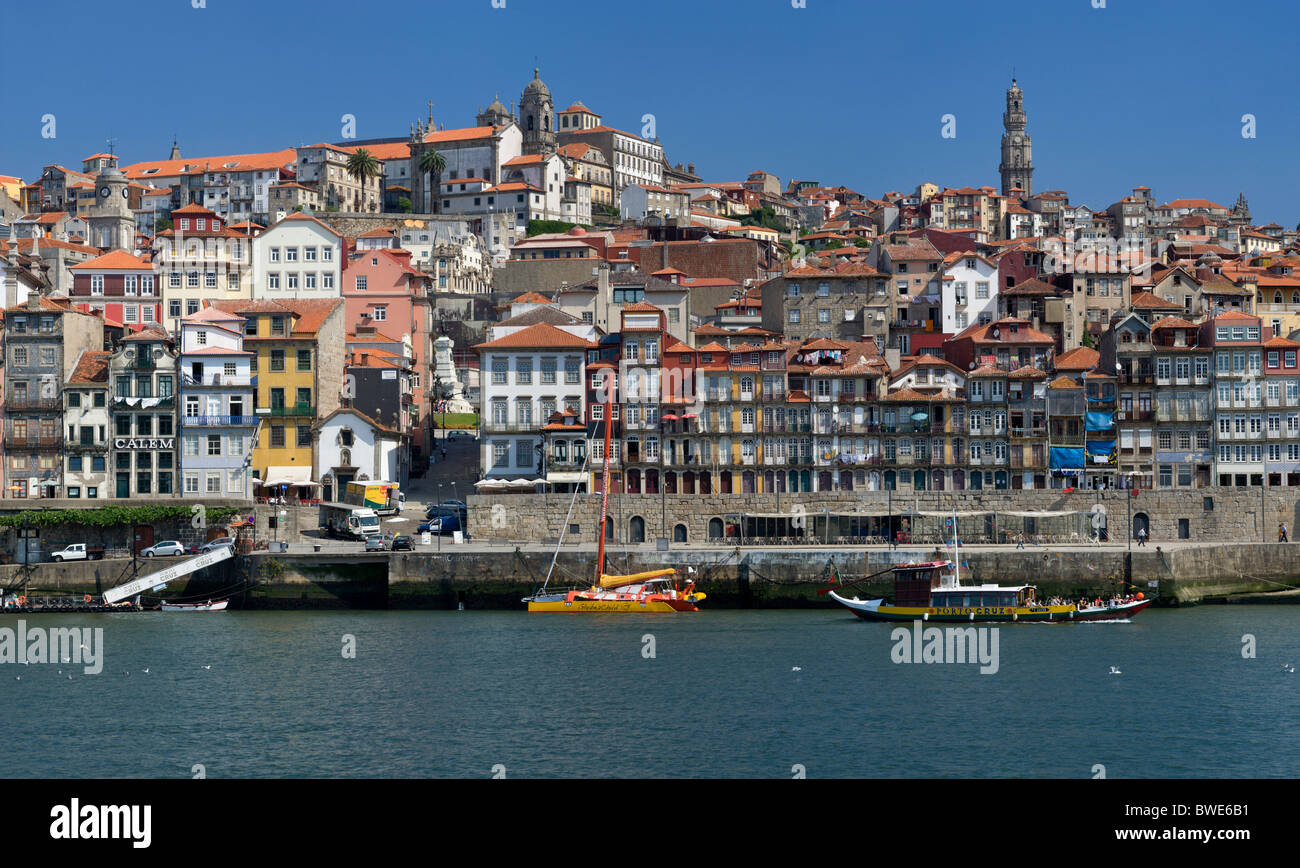 Portugal, Porto, der Fluss Douro und Stadtteil Ribeira. Stockfoto