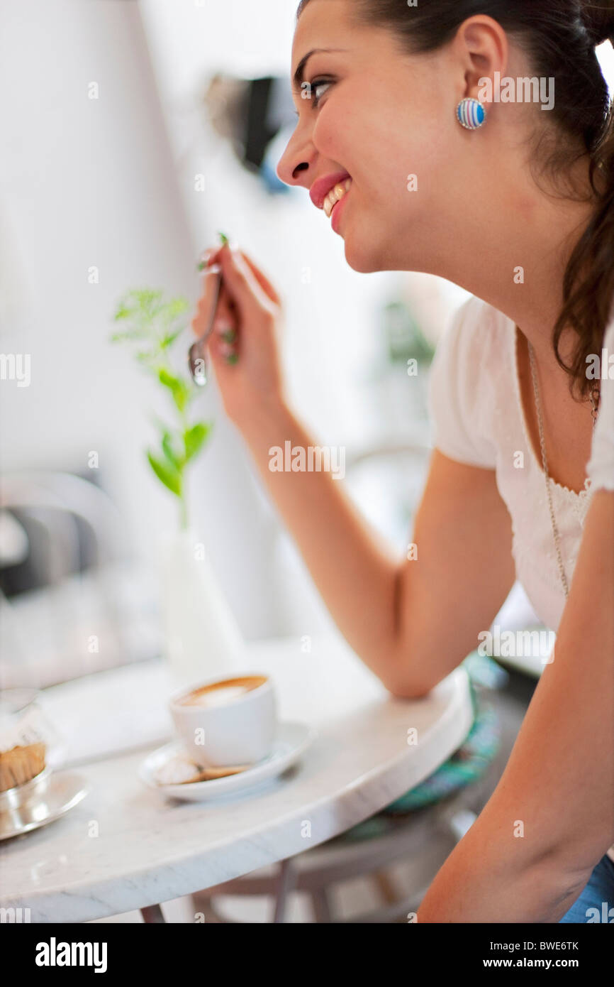 Junge Frau mit Kaffee Stockfoto