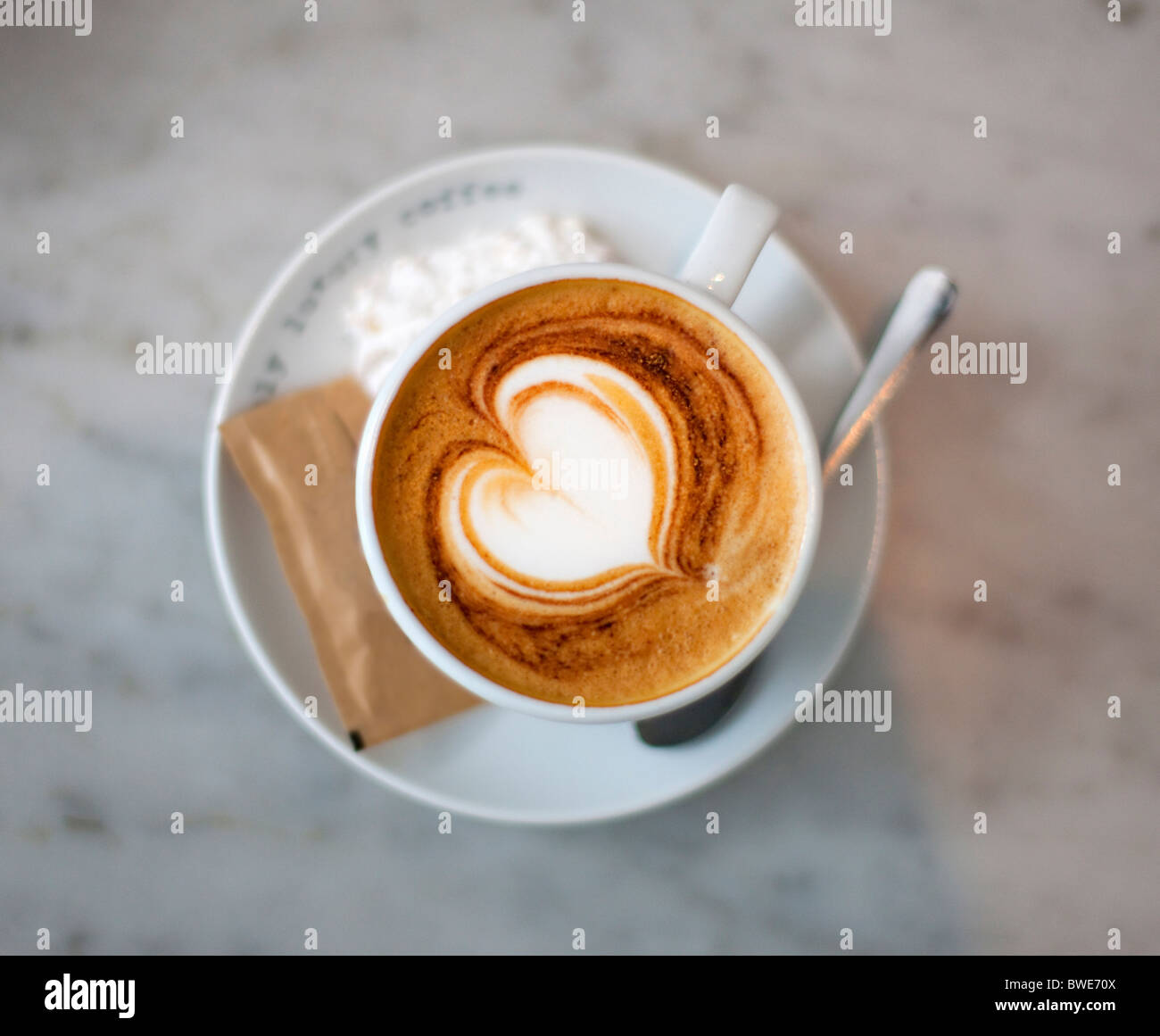 Cappuccino mit Herz Stockfoto