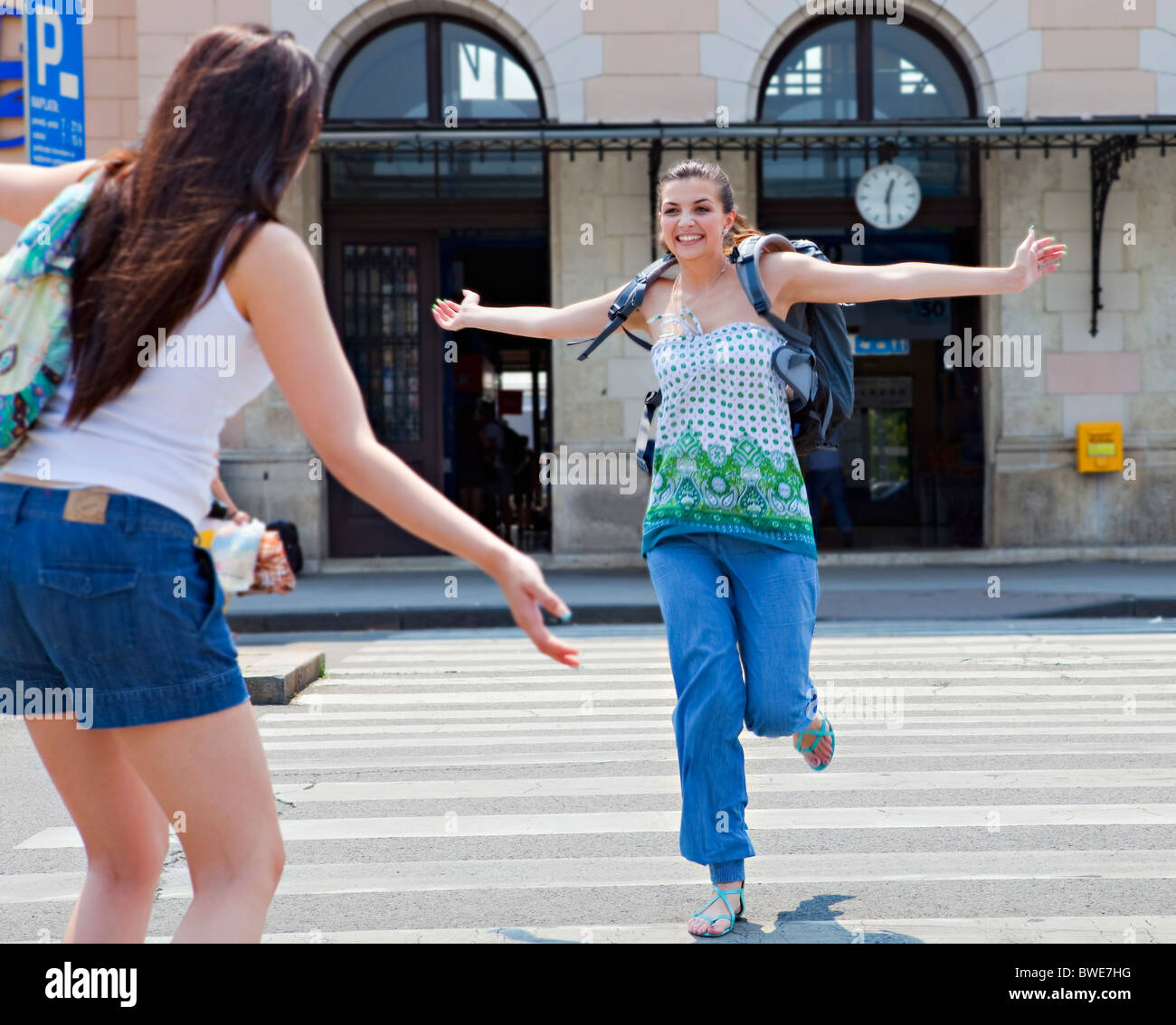 Junge Frauen treffen am Bahnhof Stockfoto