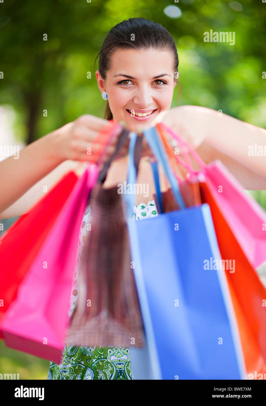 Junge Frau mit Einkaufstüten Stockfoto