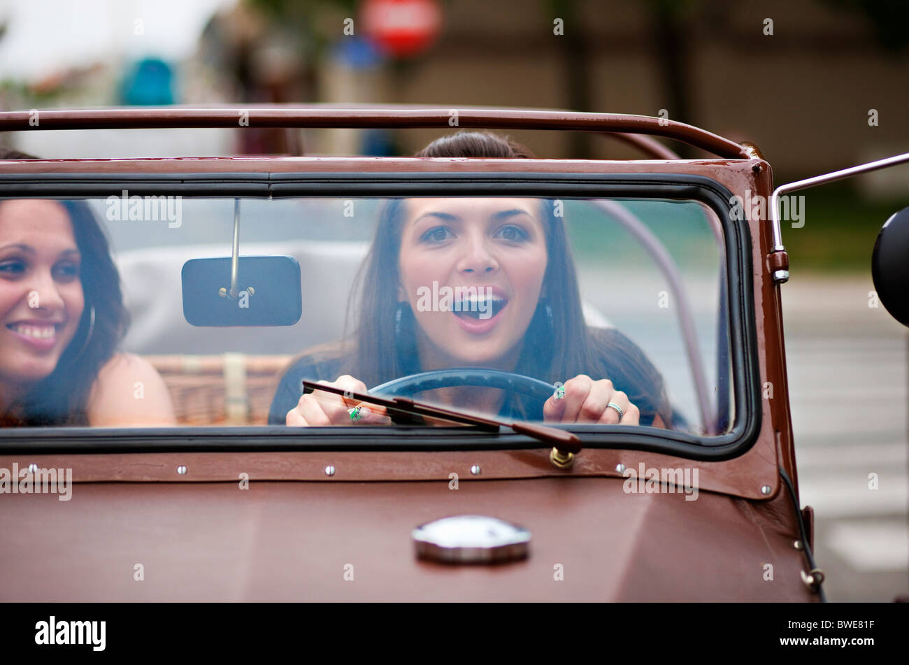 Junge frauen fuehren