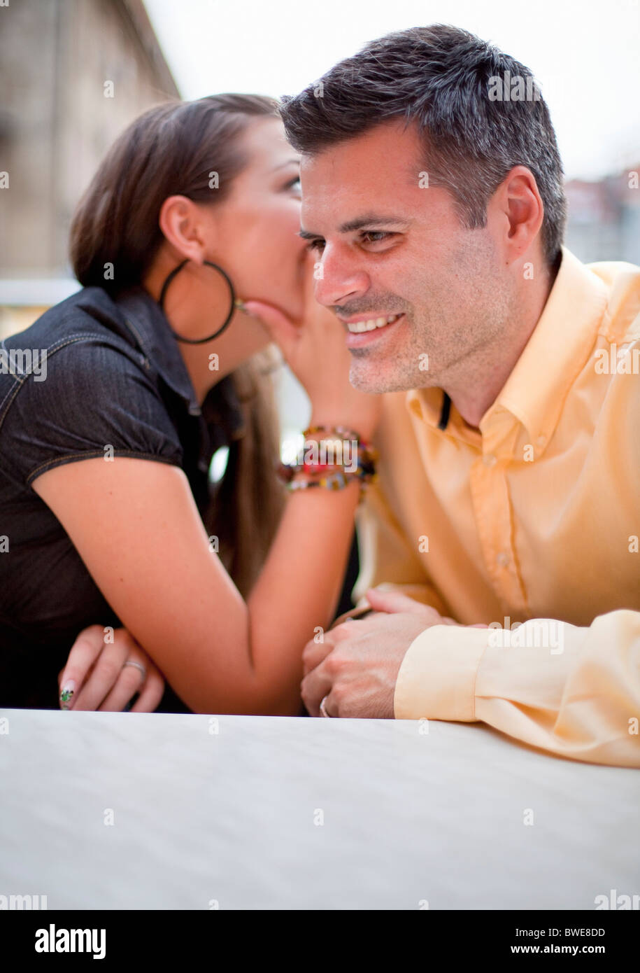 Paar Flüstern Stockfoto