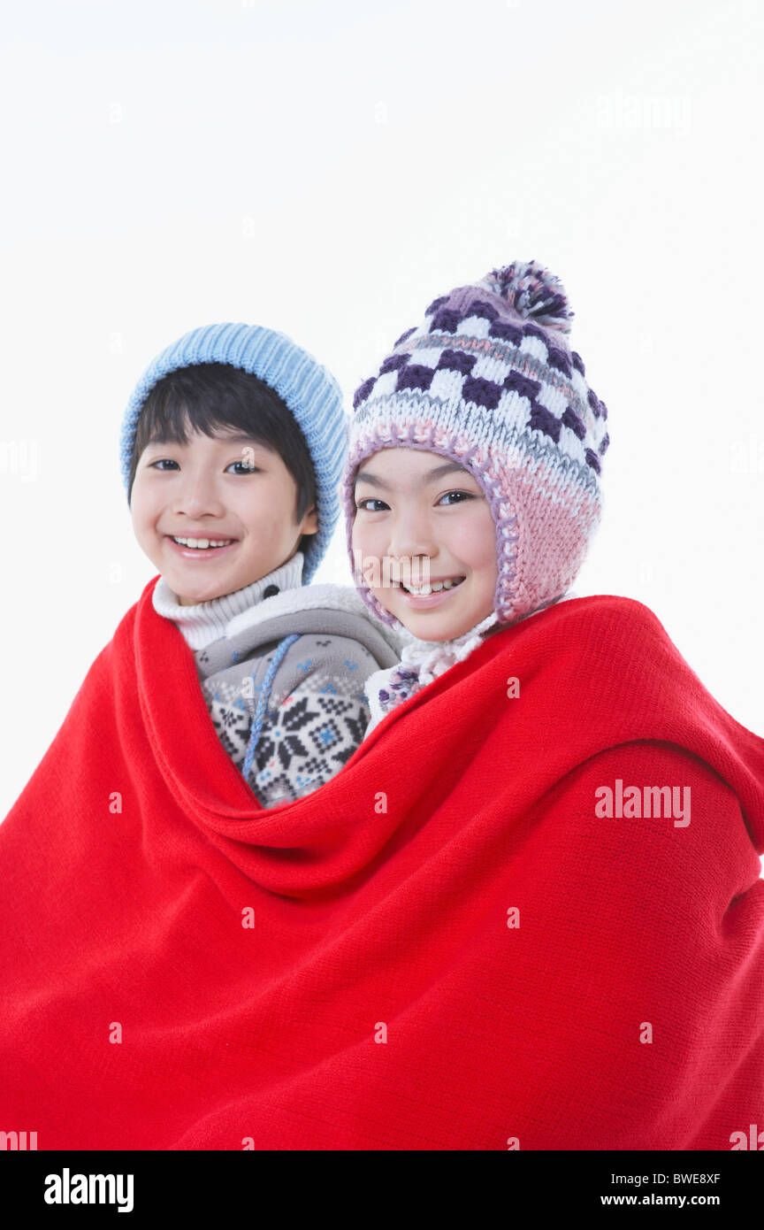jungen und Mädchen in die rote Decke Stockfoto