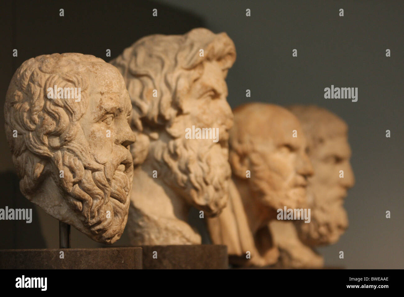 Statuen des griechischen Philosophen Sokrates, Antisthenes, Chrysippos und Epikouros im British Museum London Stockfoto