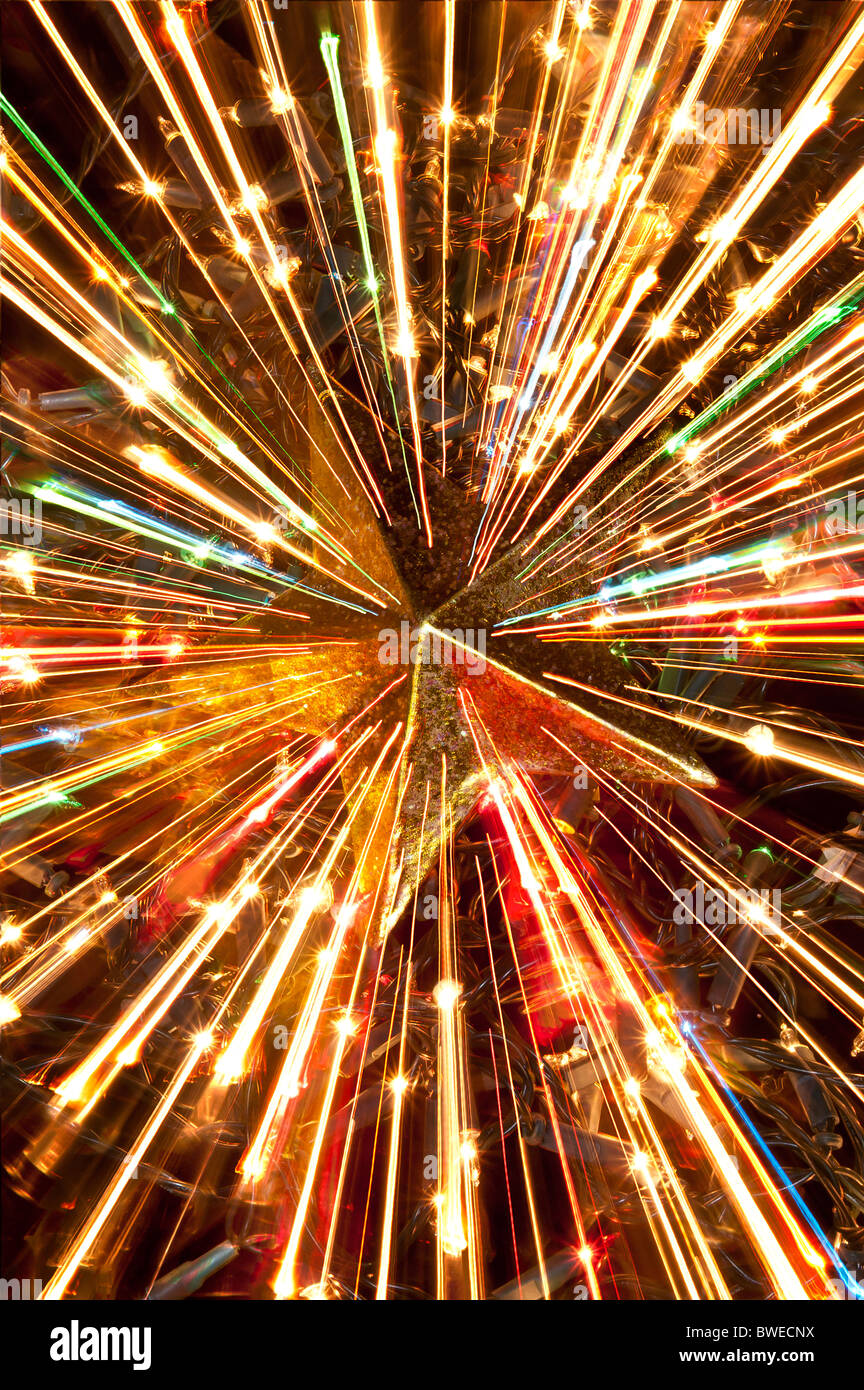 Zoom Burst Objektiv Technik mit Weihnachtsbeleuchtung Stockfoto