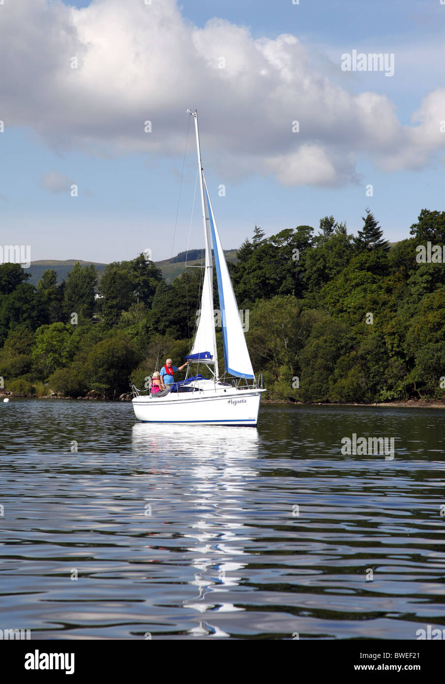 WEIßE YACHT Boot LAKE ULLSWATER CUMBRIA ENGLAND Distrikt CUMBRIA ENGLAND See ULLSWATER CUMBRIA 16. August 2010 Stockfoto