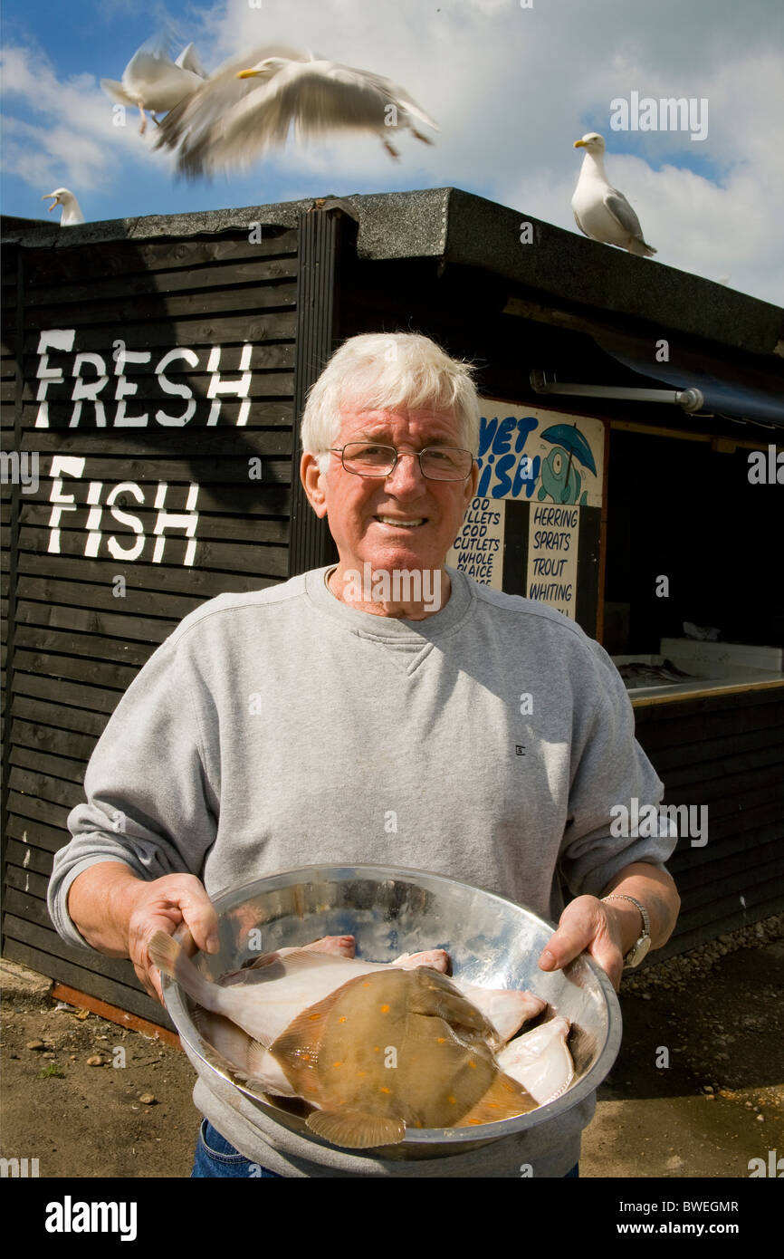 Arthur lesen Sie 30 Jahre Fischer verkauft frischen Fisch in seinem Fisch Stall in Hastings Altstadt begeistert Möwen mit morgendlichen Fang Stockfoto