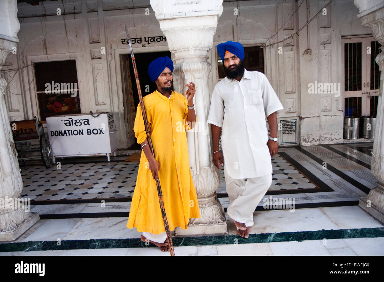 Sikh wachen am goldenen Tempel, Amritsar, Punjab, Indien. Stockfoto