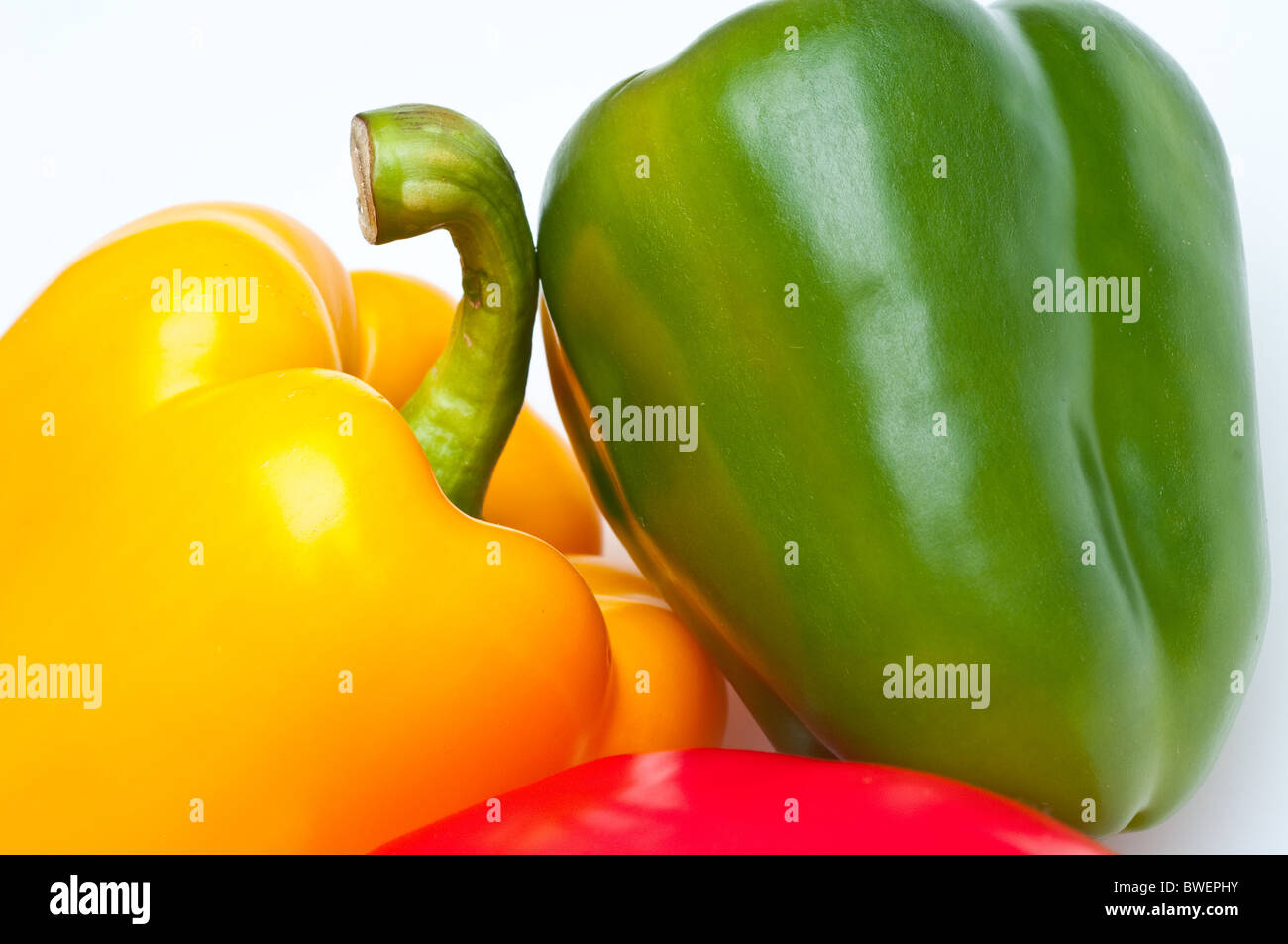 Makroaufnahme von bunten Paprika, isoliert auf weiss Stockfoto