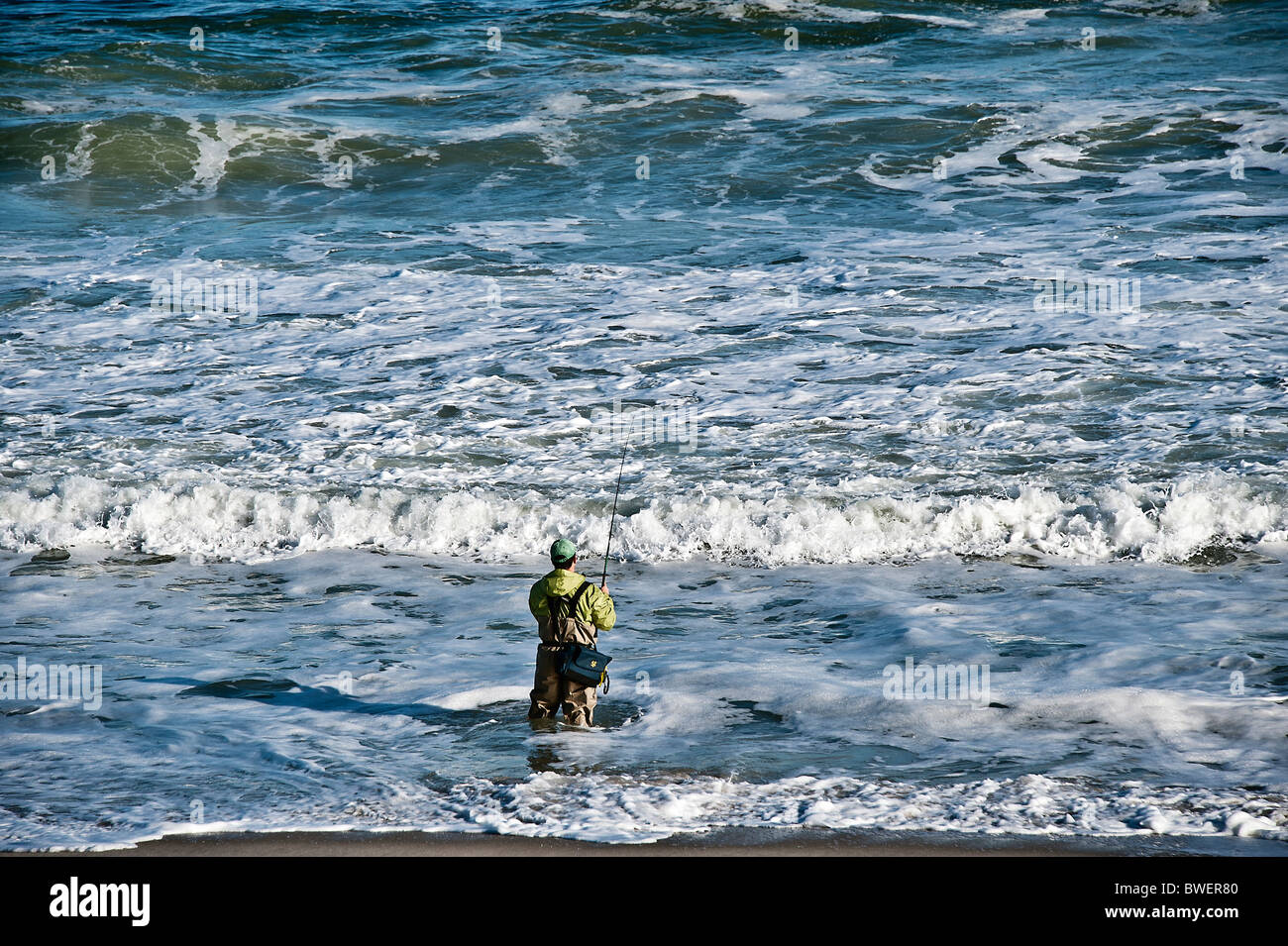 Man surfen Angeln vom Strand, New Jersey, USA Stockfoto