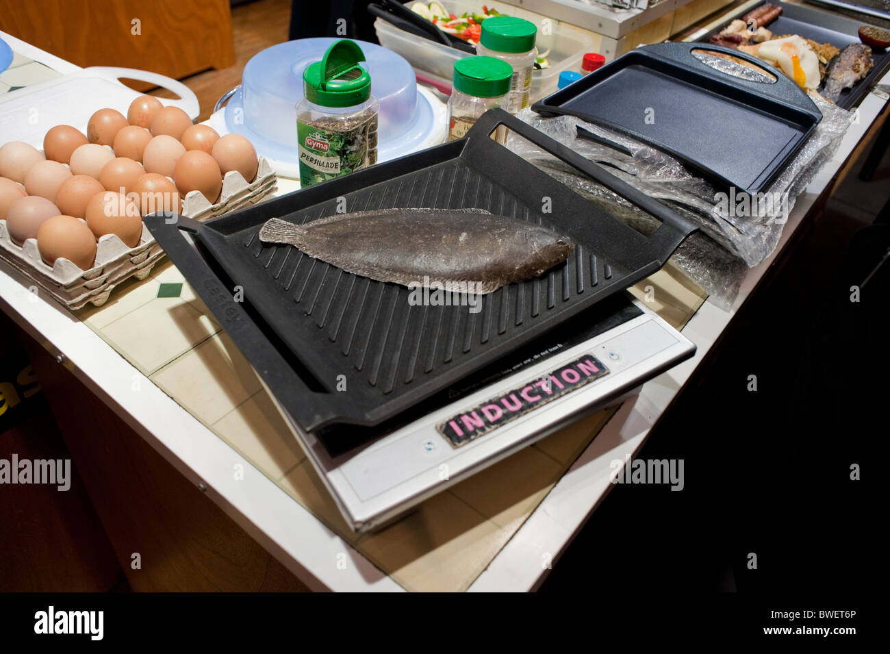 Paris, Frankreich, französische Küche, Food Festival, Detail, gebratener Fisch, auf Induktion Herd "Papilles En Fête" Stockfoto