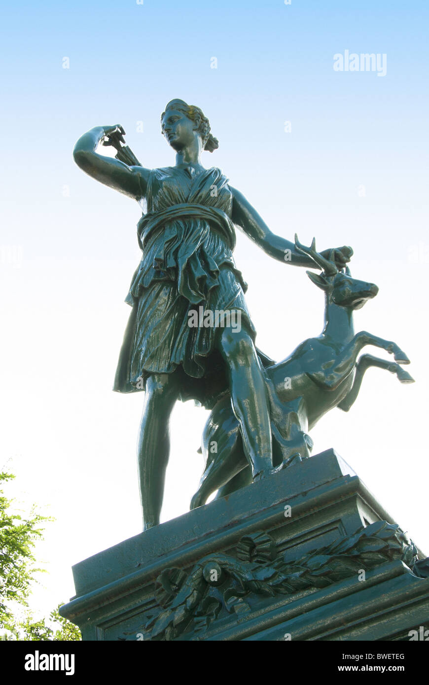 Skulptur der mythologische Göttin mit einem Reh auf Diana Cazadora Fountain in Betanzos, Spanien Stockfoto